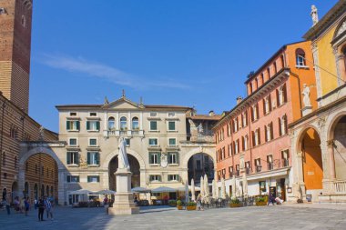 Verona, İtalya - 21 Haziran 2018: Dante Doğum Via dei sinyorlar Verona anıt