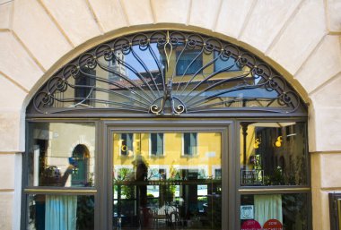 Verona, İtalya - 21 Haziran 2018: Eski kasaba Verona restoranda bir kapı parçası