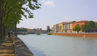 Verona, İtalya - 21 Haziran 2018: Adige Nehri Verona, görünüm