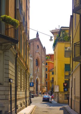 Verona, İtalya - 21 Haziran 2018: Tipik Verona mimarlık tarihi kent