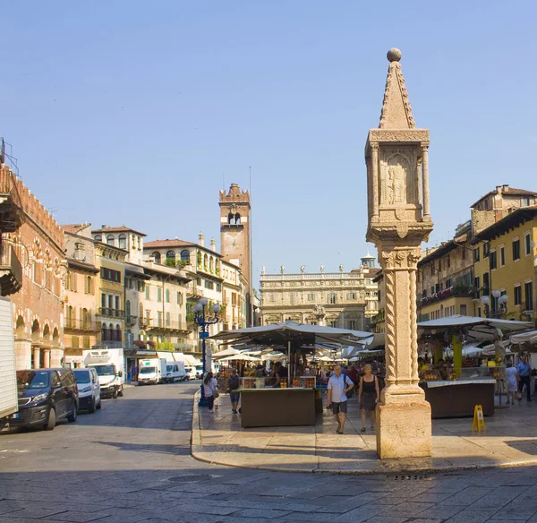 Verona Olaszország 2018 Június Piazza Delle Erbe Veronában Egy Szuvenír — Stock Fotó