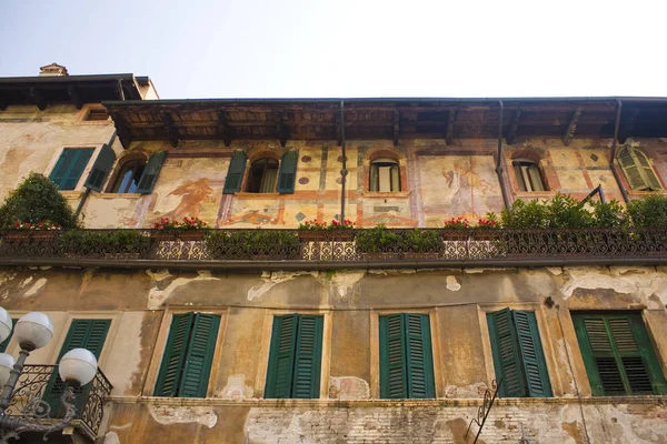 Βερόνα Ιταλία Ιουνίου 2018 Μεσαιωνικό Κτίριο Των Mazzanti Μπαλκόνι Διακοσμημένα — Φωτογραφία Αρχείου