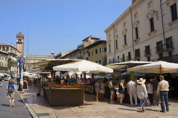 Verona Itália Junho 2018 Piazza Delle Erbe Com Mercado Lembranças — Fotografia de Stock