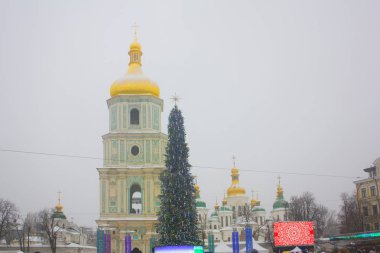 Kiev, Ukrayna - 16 Aralık 2018: Noel ağacı Kiev Sophia meydanında
