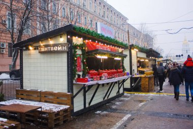 Kiev, Ukrayna - 16 Aralık 2018: Kiev Noel ve yeni yıl fuarda, mulled şarap satışı