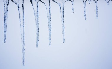 Buz sarkıtları gökyüzü önünde