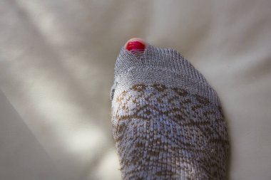 Gri çorap delik büyük kadın ayak gösterir 