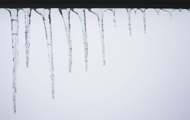 Buz sarkıtları gökyüzü önünde