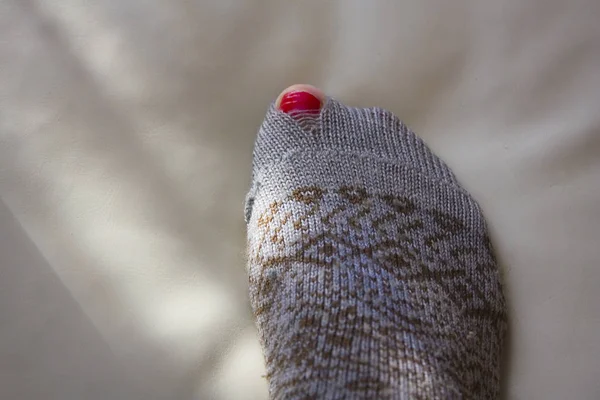 Gri çorap delik büyük kadın ayak gösterir 
