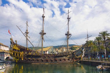 Genoa, İtalya - Jule 25, 2018: Cenova Porto antico, Galleon Neptun. 17. yüzyıl İspanyol kalyon 1985 yılında Roman Polanski'nin film Pirates için inşa gemi kopyası olduğunu