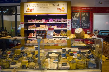 Genoa, İtalya - Jule 25, 2018: Peynir bir mağaza İtalya