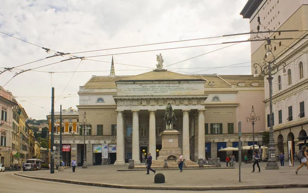 Genoa Italië Jule 2018 Monument Van Giuseppe Garibaldi Tegenover Theater — Stockfoto