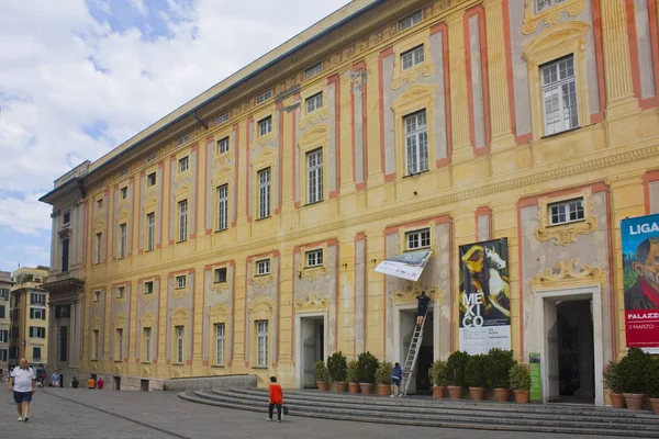 Genoa, İtalya - Jule 25, 2018: Cenova Ferrari meydanında Galleria San Lorenzo al Ducale (Sanat Müzesi)
