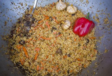 Geleneksel Doğu mutfağı - pilav et tencerede fincan