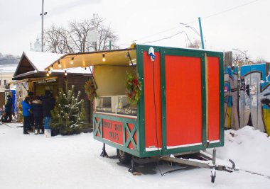 Kiev, Ukrayna - 6 Ocak 2019: Kırmızı durak Kontraktova Meydanı Kiev'Noel pazarında