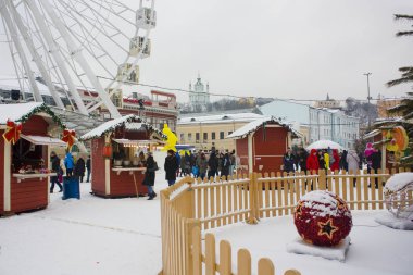 Kiev, Ukrayna - 6 Ocak 2019: Noel pazarı Kiev Podil meydanda Kontraktova