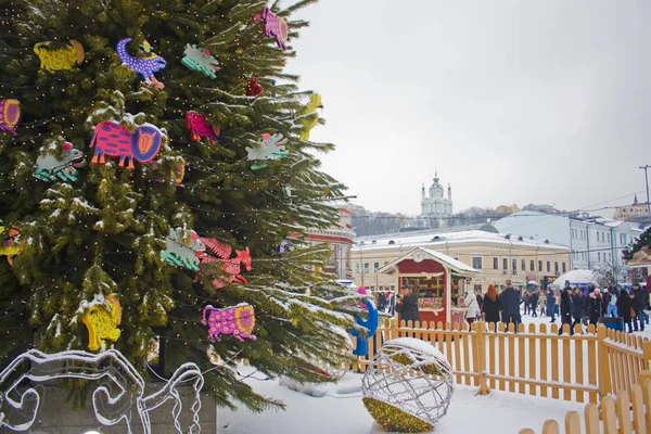 キエフの Podil コントラクトヴァ広場で民族装飾とキエフ ウクライナ 2019 クリスマス ツリー — ストック写真