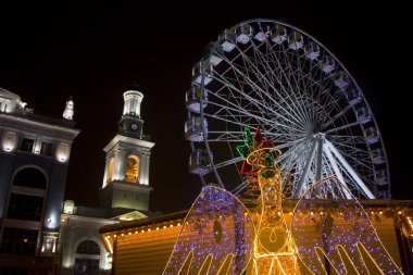 Kiev, Ukrayna - 6 Ocak 2019: Dönme dolap ve Noel dekorasyon Podil Kiev içinde Kontraktova meydanda