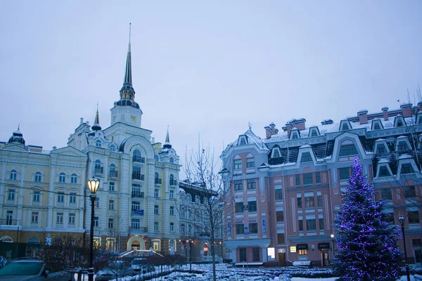Kiev, Ukrayna - 6 Ocak 2019: Kış eski kasaba Kiev mimari Vozdvizhenka bölge