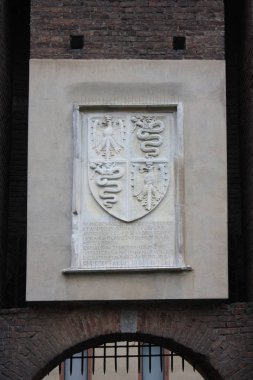 İtalya, Milano - 1 Kasım 2018: arması duvardaki Visconti ailesinin Castello Sforzesco Milano Filarete Kulesi