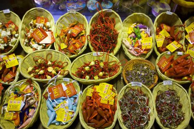 Naples, İtalya - 5 Mart 2018: Küçük kırmızı biber - Napoli sokak pazarında şans için tipik popüler Napoliten Hediyelik eşya