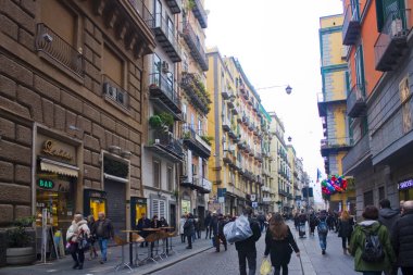 Naples, İtalya - 5 Mart 2018: Bir kalabalık cadde üzerinden Toledo dükkanlar, kafe, Hediyelik eşya mağazaları, Napoli tarihi merkezinde görünümünü
