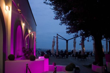 Naples, İtalya - 5 Mart 2018: Akşamları Napoli panorama Restoran ziyaret edenler tadını çıkarın