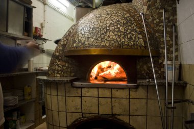 Naples, İtalya - 5 Mart 2018: Geleneksel İtalyan pizza fırını, Napoli