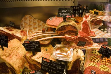 Napoli, İtalya - 5 Mart 2018: Mağaza vitrin İtalya, et ürünleri