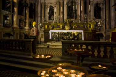 Naples, İtalya - 5 Mart 2018: Altar Duomo NEF Napoli'de sağ tarafında San Gennaro kilisede