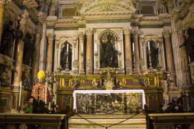 Naples, İtalya - 5 Mart 2018: Altar Duomo NEF Napoli'de sağ tarafında San Gennaro kilisede