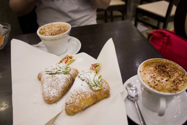 Çörekler (Napoli geleneksel yerel hamur işleri) ve kahve masada 
