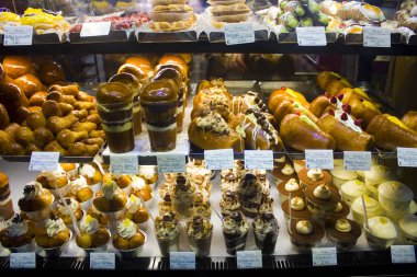 Naples, İtalya - 5 Mart 2018: Baba - Napoli, İtalya geleneksel yerel hamur işleri 