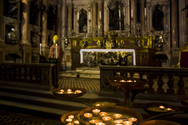 Неаполь, Италия - 5 марта 2018 года: Алтарь в часовне Сан-Дженнаро на правой стороне нефа Дуомо в Неаполе
