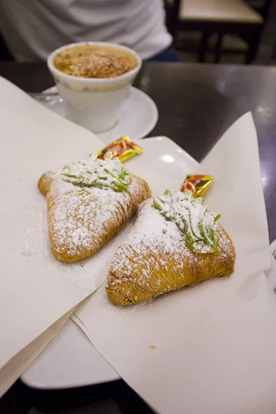 Sfogliatelle Pastelaria Tradicional Local Nápoles Café Mesa — Fotografia de Stock