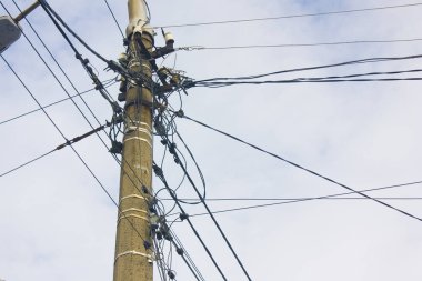 Kutup mavi gökyüzünün önünde telleri ile