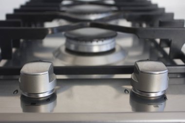 Metal gaz sobası üzerinde modern mutfak