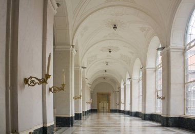 Naples, İtalya - 5 Mart 2018: Güzel beyaz koridor Barok ve neoklasik Royal Palace, Napoli