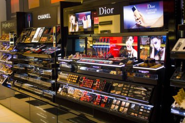 İtalya, Milano - 1 Kasım 2018: Mağaza vitrin Milano, Chanel ve Dior için makyaj profesyonel kozmetik