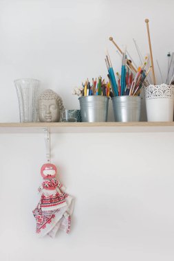 Kurşun kalem, fırça ve Buda baş artist's Studio ile ahşap raf