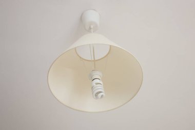 Yakın elektrikli tavan ışık asılı kadar