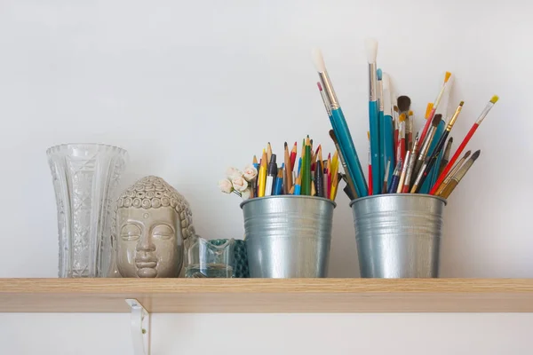 Etagère Bois Avec Crayons Pinceaux Tête Bouddha Dans Atelier Artiste — Photo