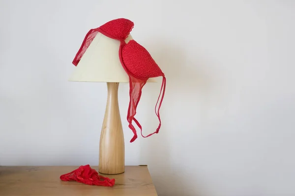 Rote Spitzenhöschen Und Auf Der Tischlampe Valentinstag Hintergrund — Stockfoto