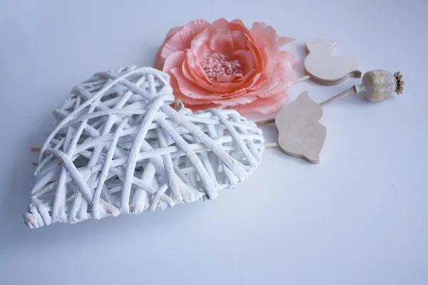 День Святого Валентина Белый Фон Белым Большим Сердцем Розовая Роза — стоковое фото