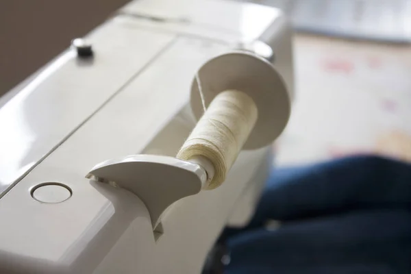 Close White Thread Sewing Machine — Stock Photo, Image