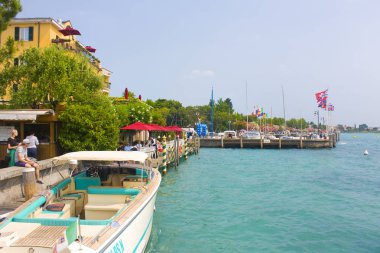 Sirmione, İtalya - 28 Haziran 2018: Dolgu yat pier Sirmione üzerinde Lake Garda, İtalya