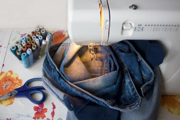 Close View Working Sewing Machine Sewing Blue Fabric — Stock Photo, Image