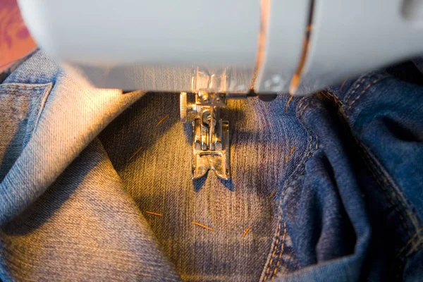工作缝纫机缝制蓝色织物的特写视图 — 图库照片