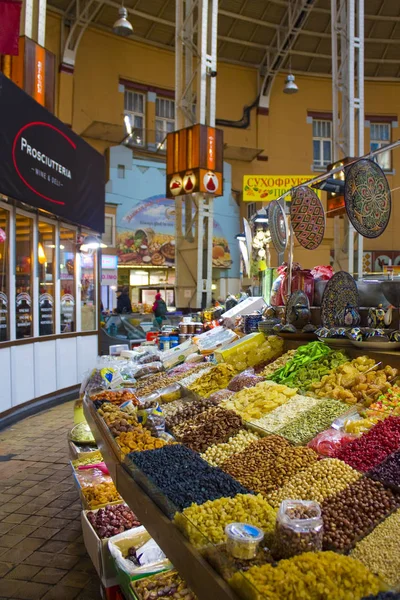 乌克兰基辅 2019年2月17日 在基辅市中心著名的贝萨拉布斯基市场享受东方美食 — 图库照片