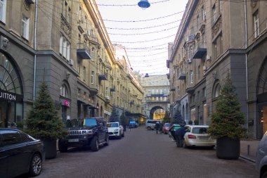 Kiev, Ukrayna - 17 Şubat 2019: Geçit sokak Kiev Merkezi pahalı butikler ile